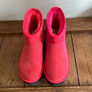 Ugg Mini Platform Boot Shoe 7. Only worn a few times